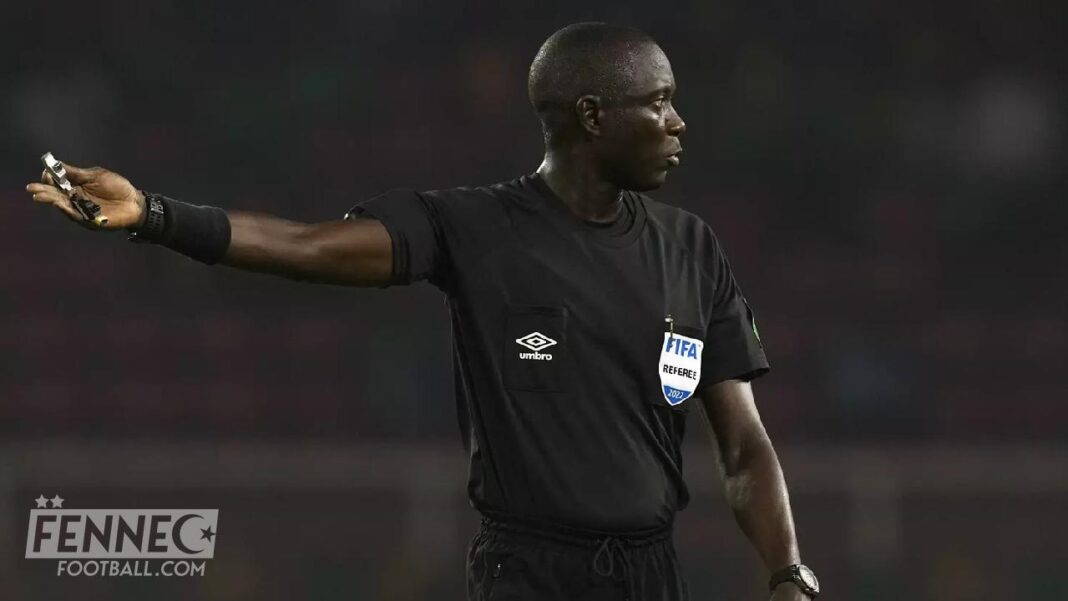 Arbitre de football professionnel en pleine décision sur le terrain.