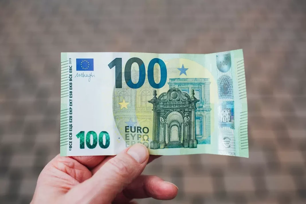 Billet de 100 euros, monnaie européenne, marché noir et banque.