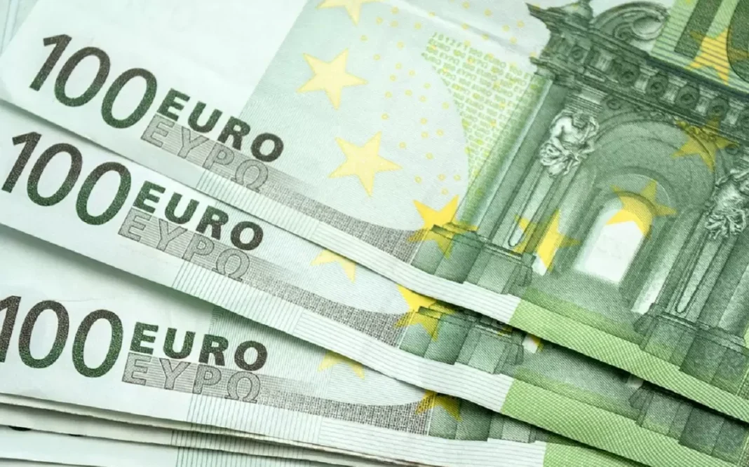 Billets de 100 euros empilés, symbole de l'économie européenne.