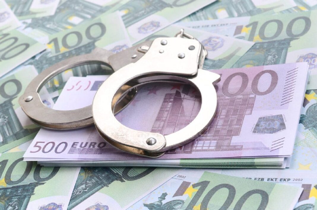 Alger : les services de sécurité mettent la main sur un réseau spécialisé dans le blanchiment d’argent. Menottes sur des billets de banque euro, symbole de lutte contre le crime financier.