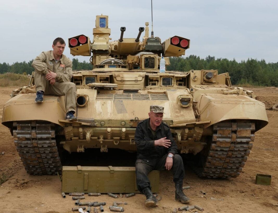 Armement : La Russie Et L’Algérie effectuent conjointement des exercices à 50 Km du Maroc Soldats et char de combat lors d'exercices militaires conjoints.