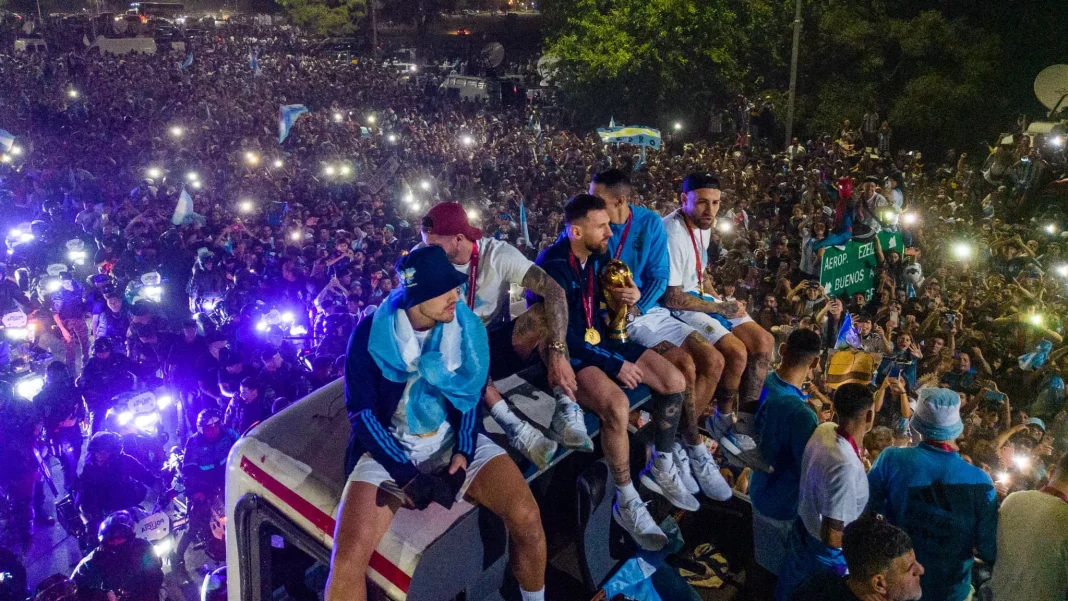La déclaration surprenante de Di Maria sur son but en finale : « Je savais que Lloris… » Gros rassemblement avec des jeunes sur un véhicule lors d'une manifestation nocturne.