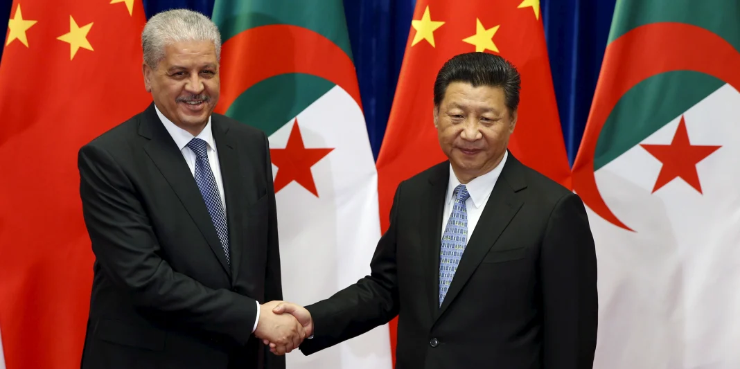 Chine : Xi Jinping reçoit le Premier ministre algérien Xi Jinping et le Premier ministre algérien lors d'une rencontre officielle.
