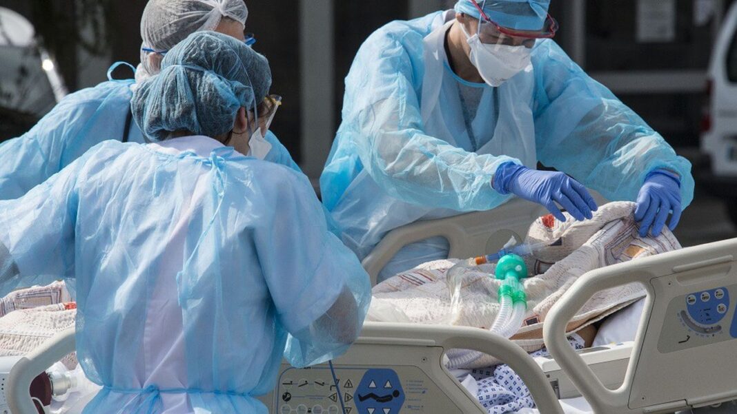 Santé en Algérie : Nouvelle baisse des cas de contamination au Covid-19 Médecins en protection complète soignant un patient Covid-19.
