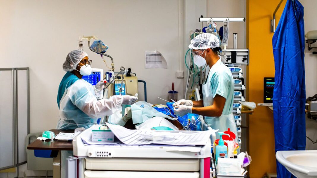 Covid-19: Une baisse des cas de contamination enregistrée. Médecins et infirmiers en salle de soins intensifs COVID-19.