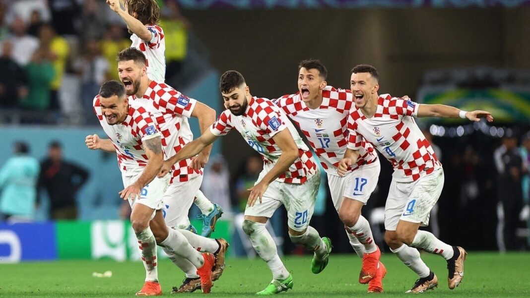 Mondial 2022 : la Croatie renvoie le Brésil à la maison et se hisse en demi-finale Les joueurs croates célèbrent leur victoire contre le Brésil en Coupe du Monde 2022.