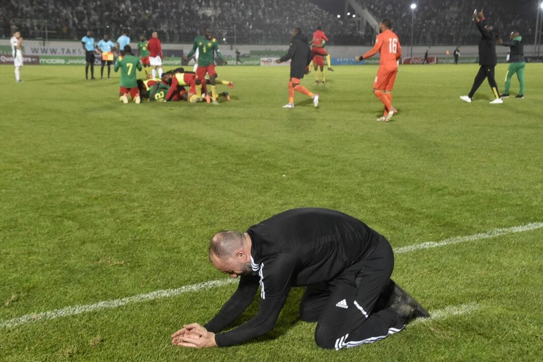 Mondial 2022 : l’Algérie ressasse toujours son élimination Joueur de football à genoux sur le terrain après une défaite.