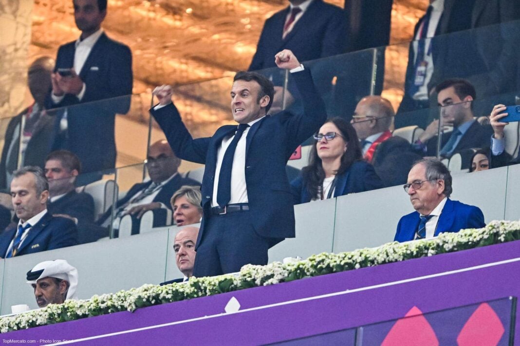 Qatar: Le coup de gueule de Macron Emmanuel Macron célébrant lors d'un événement sportif en public.