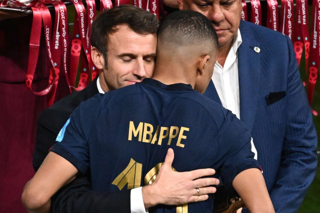 Mondial 2022: Emmanuel Macron tente de consoler Kylian Mbappé avec des gestes maladroits et gênants Emmanuel Macron serre Kylian Mbappé lors d'une cérémonie sportive.