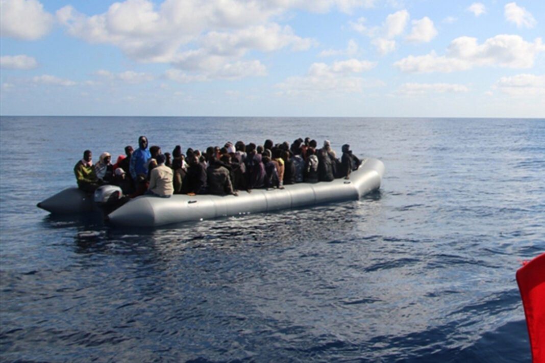Drame: En Tunisie, 4 corps retrouvés au large de l’île de Kerkennah. Découvrez qui c’étaient. Groupe de migrants sur un bateau pneumatique en mer près de Kerkennah.