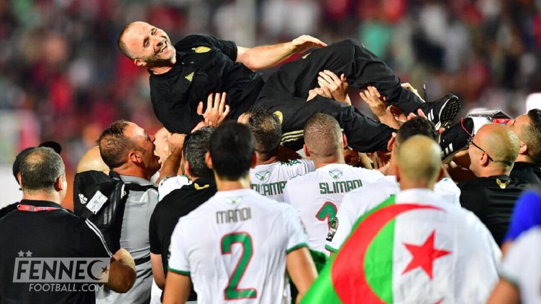 Equipe d’Algérie : grosse nouvelle pour Djamel Belmadi L'équipe d'Algérie célèbre sa victoire avec le coach Djamel Belmadi.