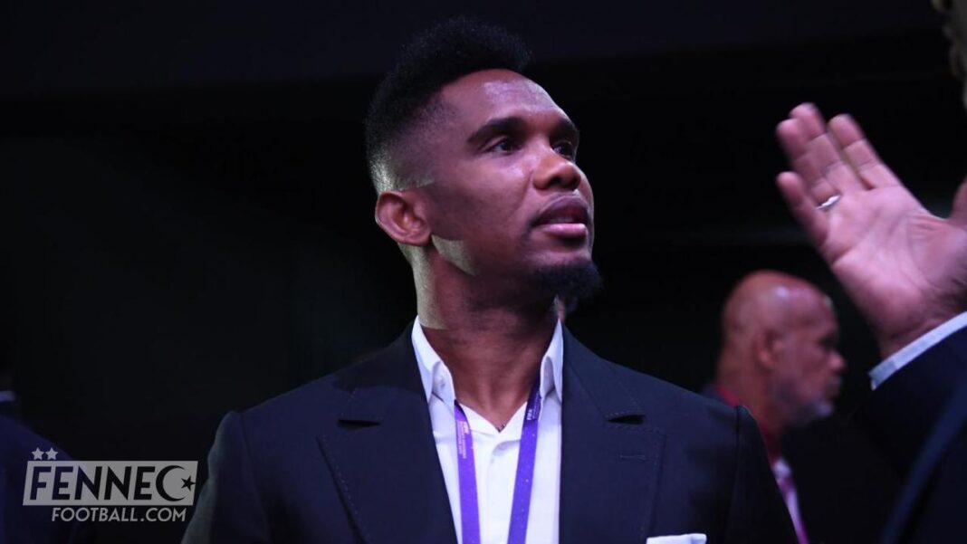 Samuel Eto’o en costume lors d’un événement sportif au Cameroun.