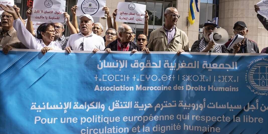 France : levée des restrictions sur les visas pour les Marocains Manifestants marocains demandant la liberté et les droits humains.