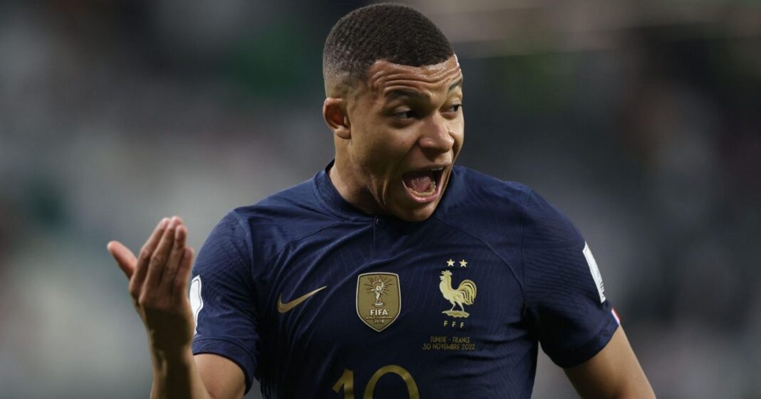 Kylian Mbappé célèbre un but avec passion sur le terrain de football.
