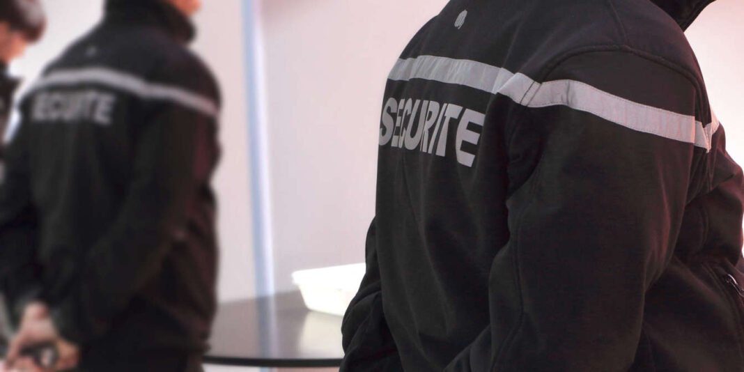 France: les secteurs d’activités qui « raflent » le plus de travailleurs immigrés Agents de sécurité en uniforme dans un environnement professionnel.