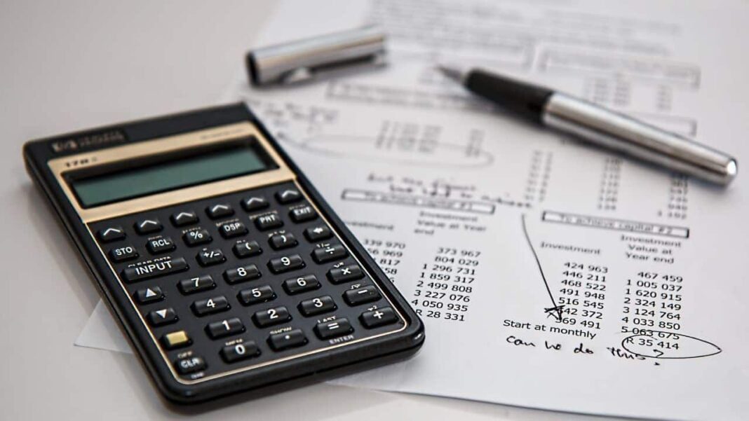 Algérie : Découvrez la hausse du salaire en 2023 Calculatrice et papiers avec graphiques et chiffres pour analyse financière.