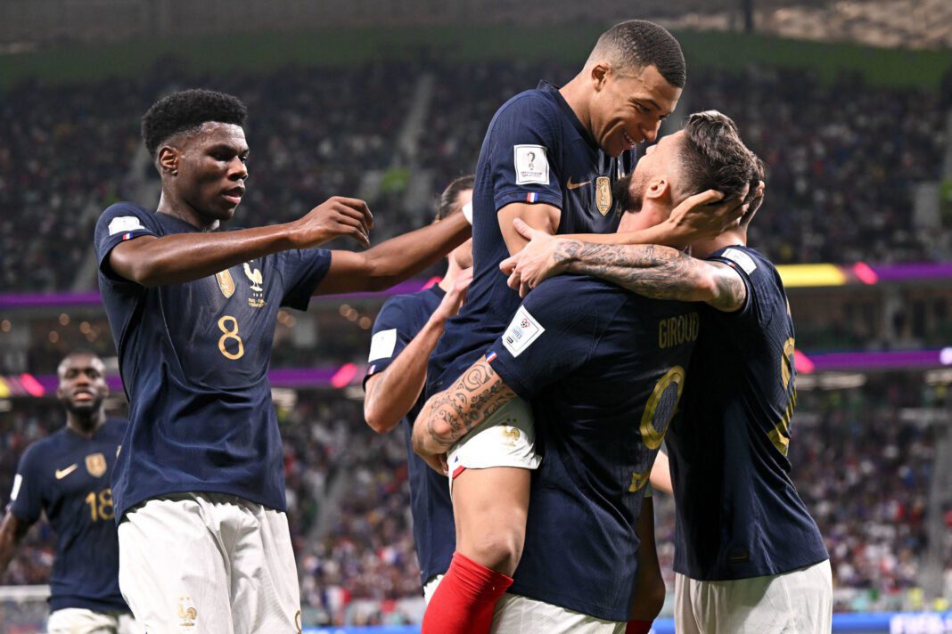 Les Bleus célèbrent leur but contre l'Angleterre Les joueurs français de football célèbrent un but lors du match contre l'Angleterre.