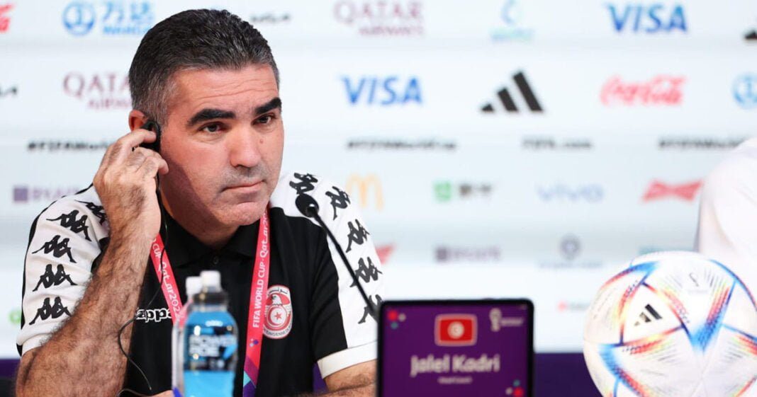 Tunisie : le sélectionneur démissionne, la FTF refuse Homme en conférence de presse, portant maillot de football, parlant à un micro.