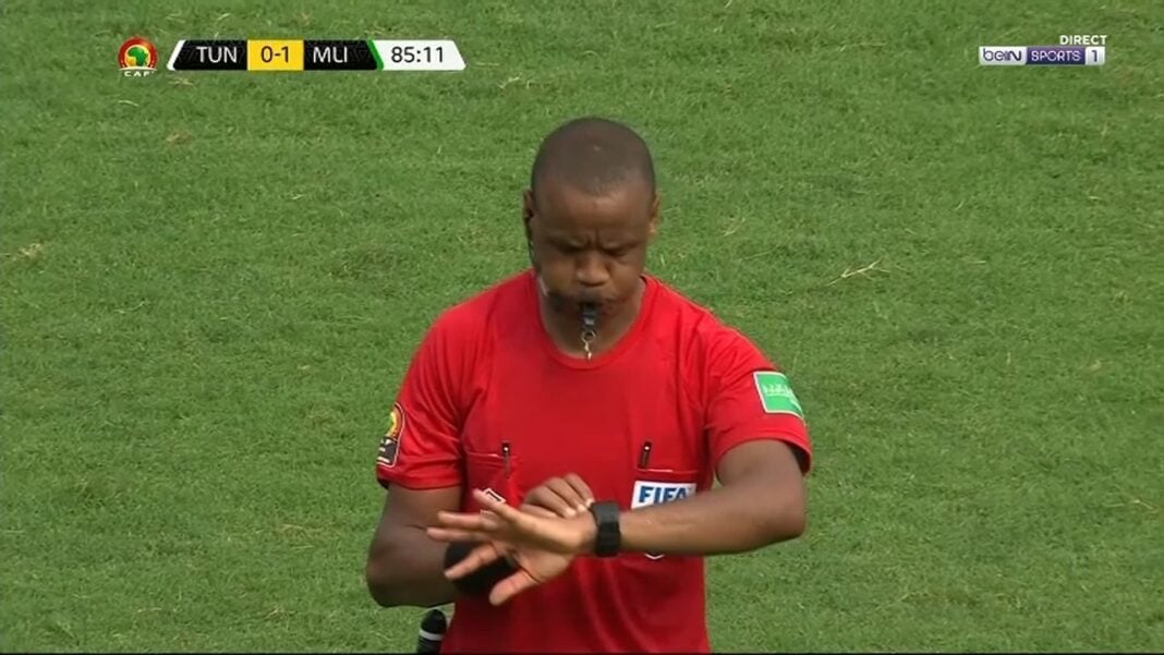 L’arbitre qui siffle la fin du match avant l’heure, Janny Sikazwe prend sa retraite Arbitre en action sifflant la fin du match de football.