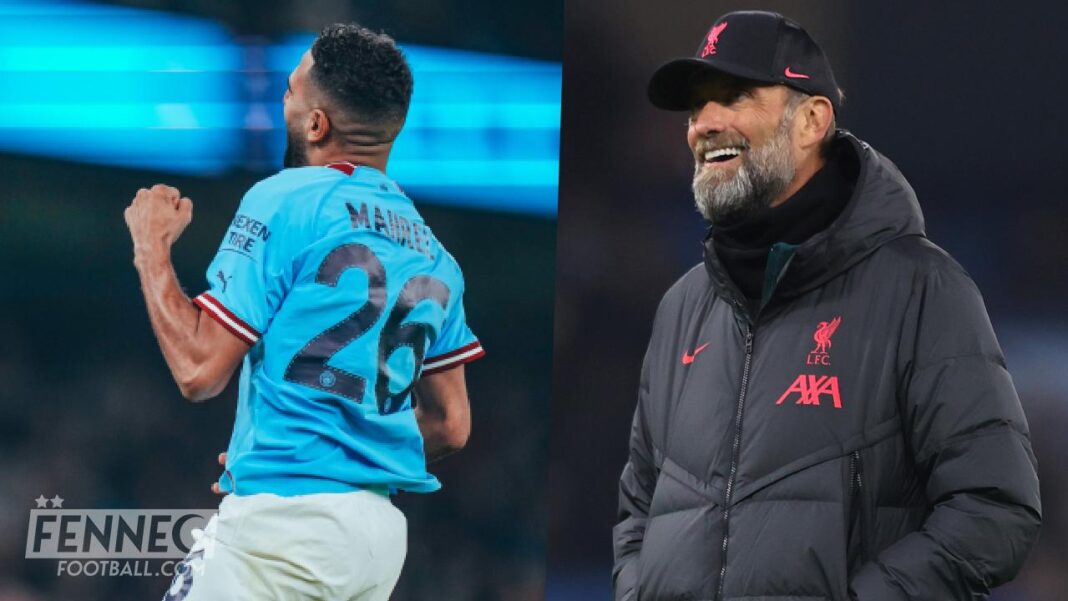 Manchester City Liverpool : Klopp encense Mahrez Mahrez en action, célébrant un but lors d'un match de football.
