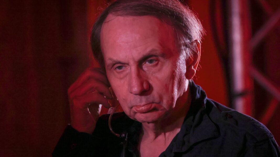 La Mosquée de Paris, mécontente des propos de Michel Houellebecq, dénonce. Michel Houellebecq, écrivain français, en interview dans un cadre rouge.
