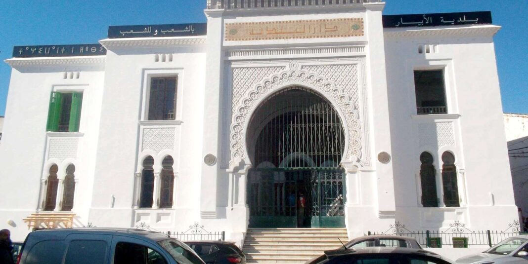 Palais de justice à Casablanca Palais de justice blanc avec grande porte en fer forgé et architecture marocaine.