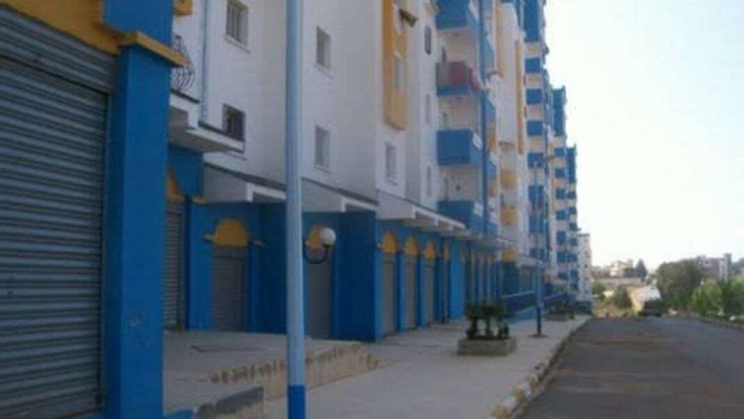 Aubaine !! AADL lance la vente de 99 locaux commerciaux dans cette ville de l’Algérie. Vue extérieure d'une résidence moderne à Alger avec bâtiments colorés.