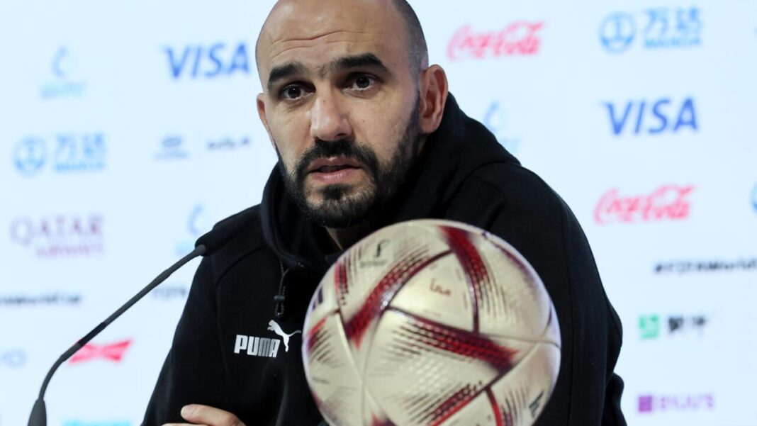 Entraîneur de football regardant intensément lors de la Coupe du Monde 2022.
