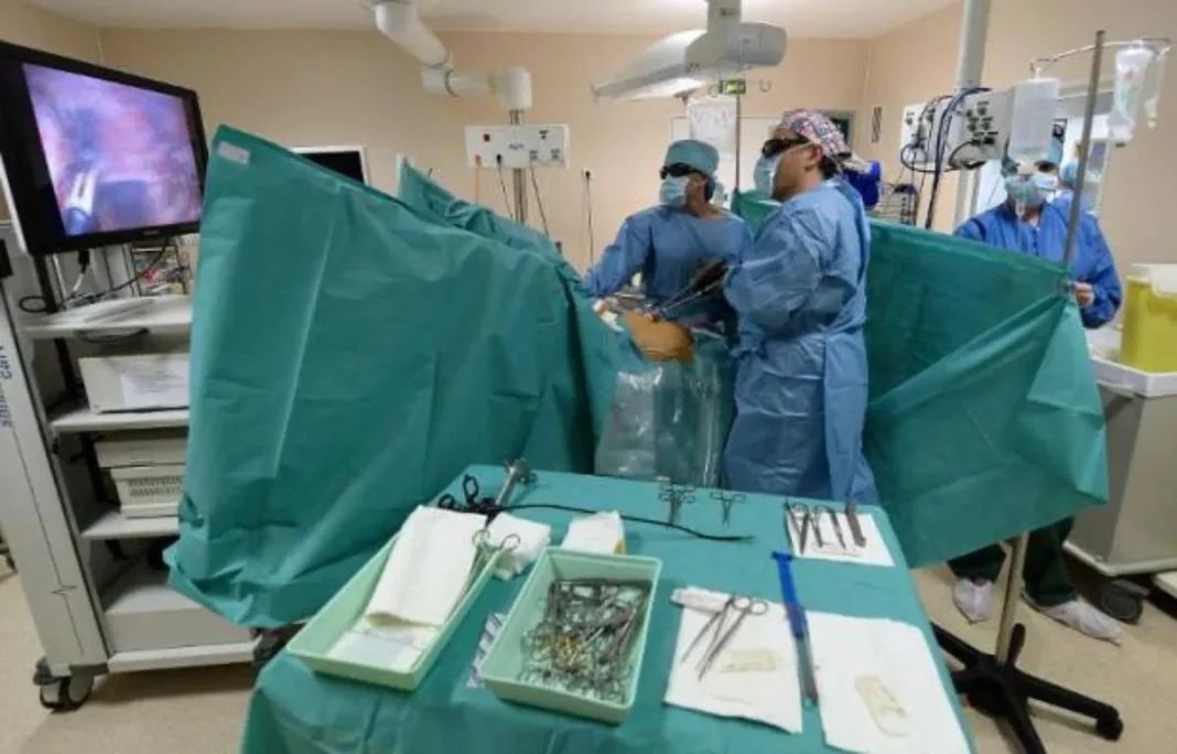 Découvrez les raisons pour lesquelles les médecins algériens se tournent vers la France Chirurgiens en action lors d'une opération en salle d'hôpital.