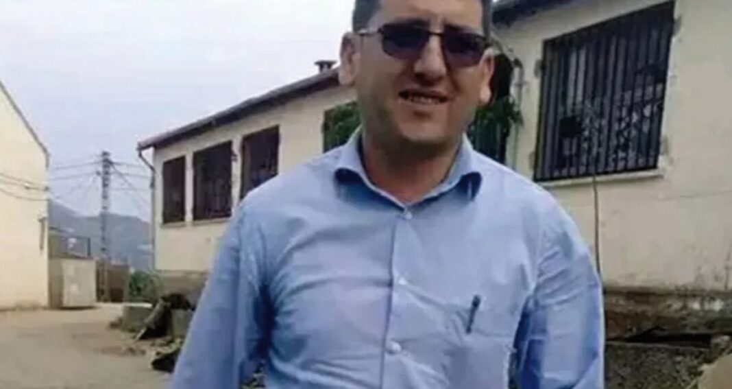 Drame : le corps d’un militant du MAK retrouvé sans vie à Paris Homme portant une chemise bleue et lunettes de soleil dans un environnement urbain.