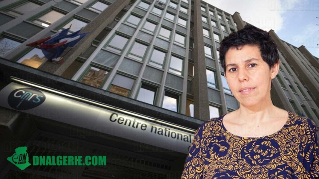 Chercheuse algérienne distinguée devant le CNRS Femme chercheuse algérienne devant le bâtiment du CNRS à Paris.