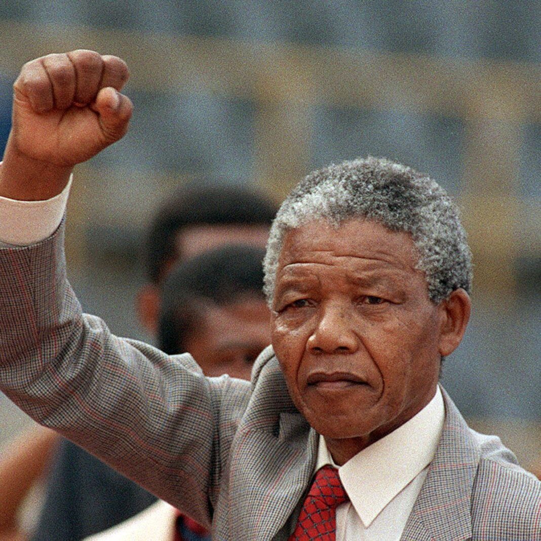 Algérie : le nouveau stade de Baraki portera le nom de Nelson Mandela Hommage à Nelson Mandela lors d'un rassemblement en Algérie.