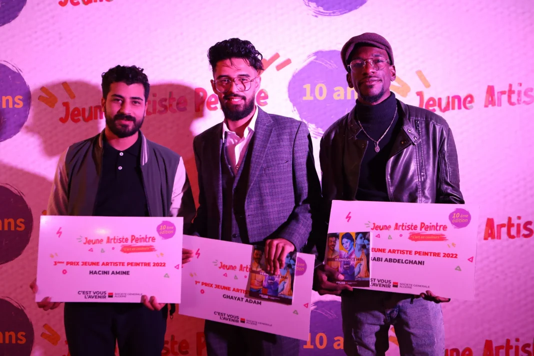 Concours «Jeune Artiste Peintre 2022» : La Société générale Algérie récompense les lauréats Trois jeunes artistes peintres recevant leur prix lors du concours 2022.