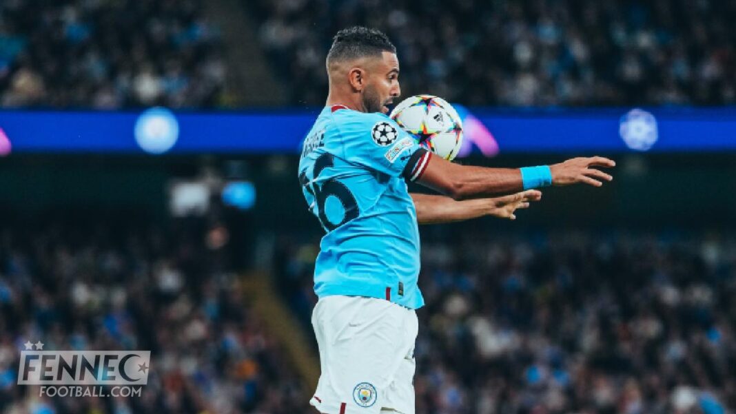 Riyad Mahrez portant le maillot de Manchester City en pleine action.