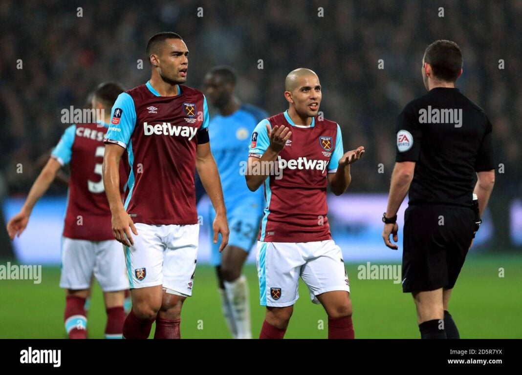 Foot : Au Fatih Karagümrük SK, l’Algérien Sofiane Feghouli gagne un salaire de… Sofiane Feghouli en discussion avec l'arbitre lors d'un match de football.