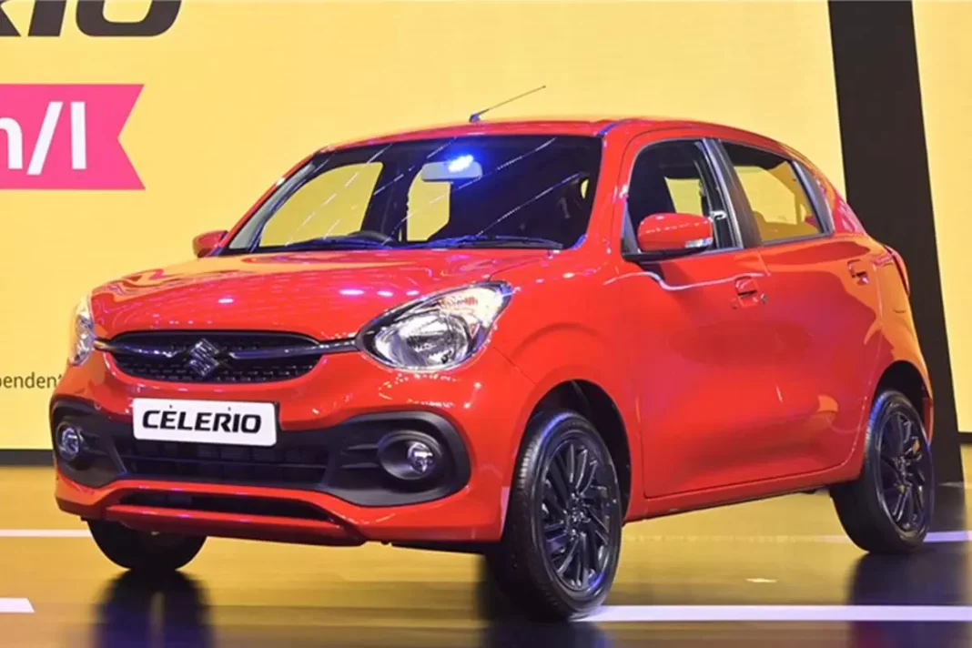 Suzuki Celerio 2022 rouge exposée lors d'un lancement.