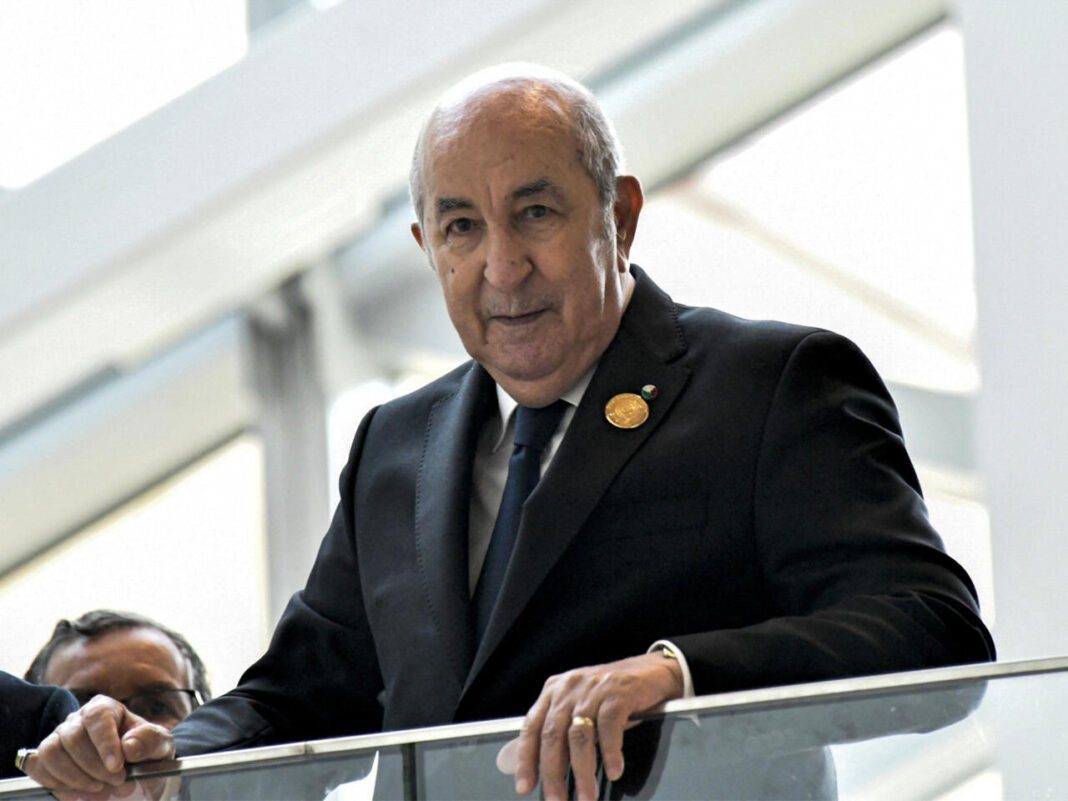 Homme d'affaires en costume lors d'une réunion professionnelle.