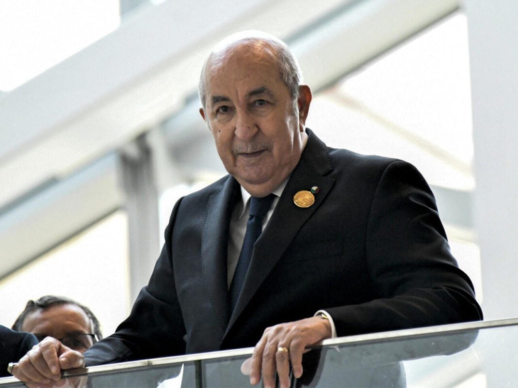 L’Algérie rend officielle sa demande d’adhésion aux Brics Homme d'affaires âgé en costume noir, souriant, dans un environnement moderne.
