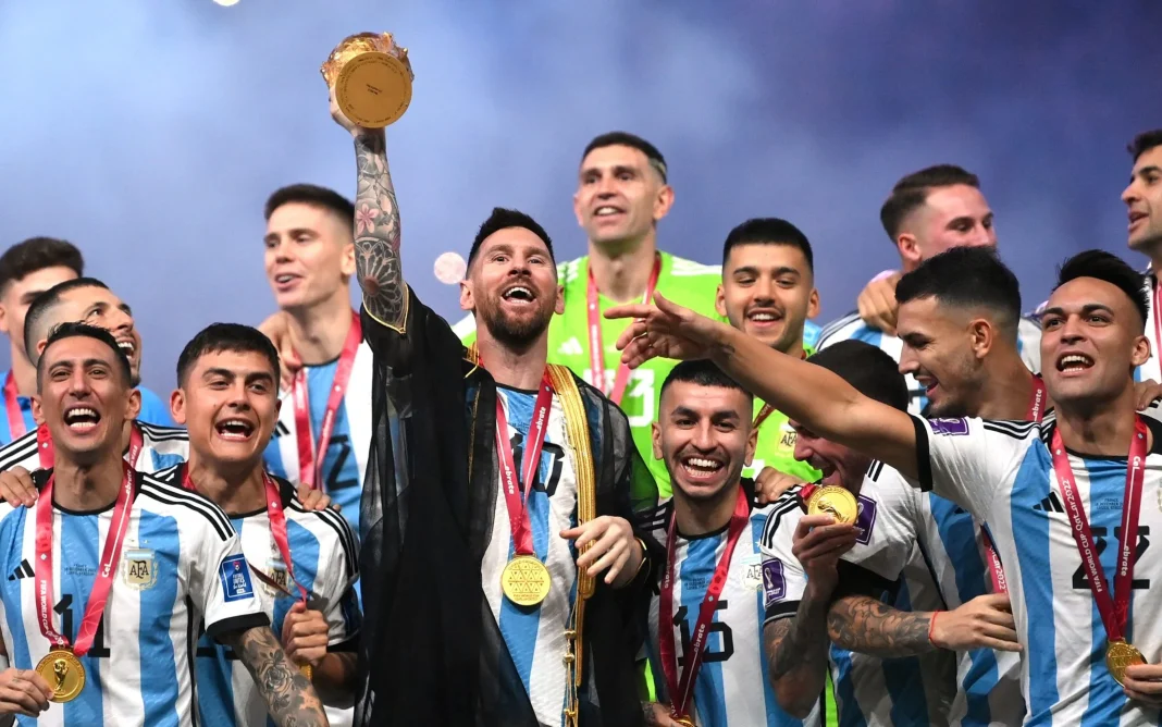 Voici la photo choc de Messi au lit en bonne compagnie Messi avec médaille d'or et équipe de football célébrant la victoire.