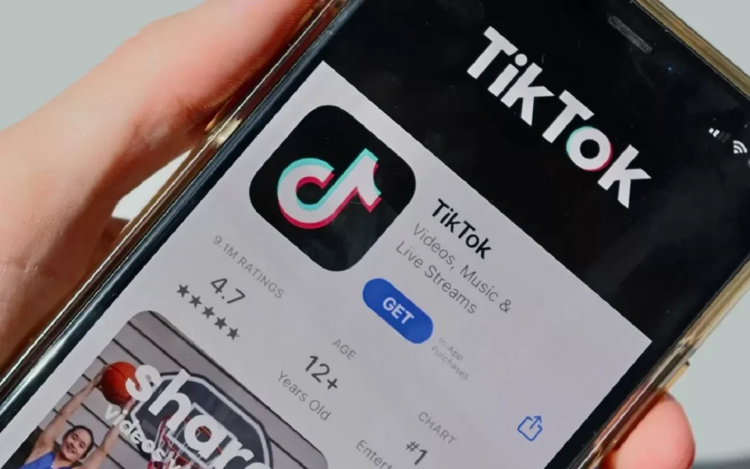 Suspension de TikTok en Algérie dans les tout prochains jours ? Découvrez la réponse Application TikTok ouverte sur un smartphone avec logo visible.