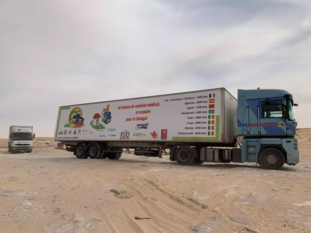 Transport : La mesure autorisant la circulation des véhicules utilitaires annulée. Camion de transport de matériel médical dans un désert.