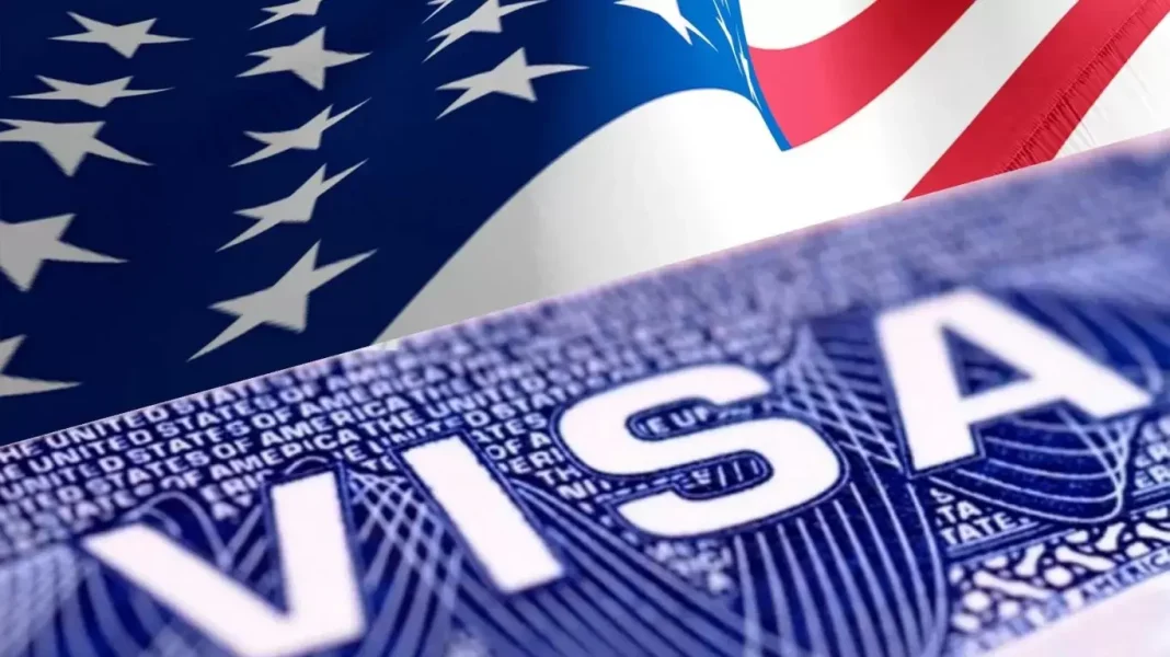 Visas de travail en 2025 : Bonne nouvelle ! Ce pays Schengen va délivrer près de 90 000 pass Visa américain pour Algériens en 2021, image de passeport et drapeau américain.