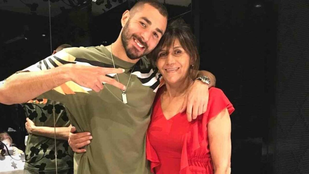Découverte : Qui est Wahida Djebbara, la mère de Karim Benzema ? Karim Benzema avec sa mère Wahida Djebbara, sourire et affection.