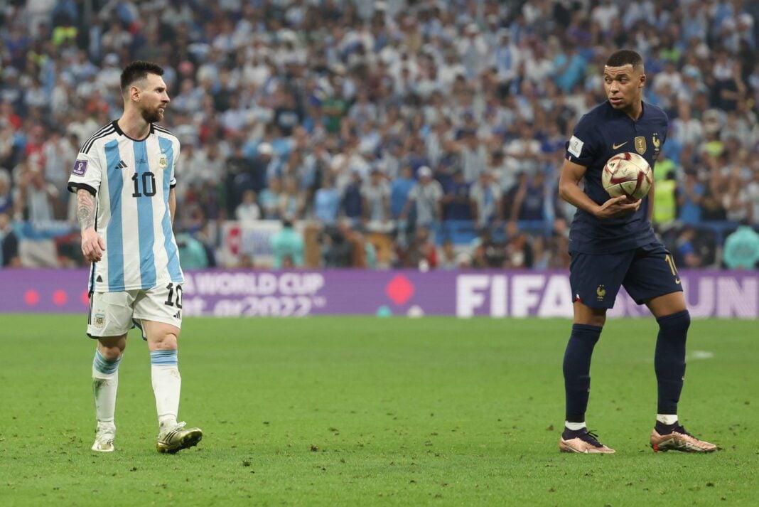 Lionel Messi et Kylian Mbappé lors d'un match de football international.