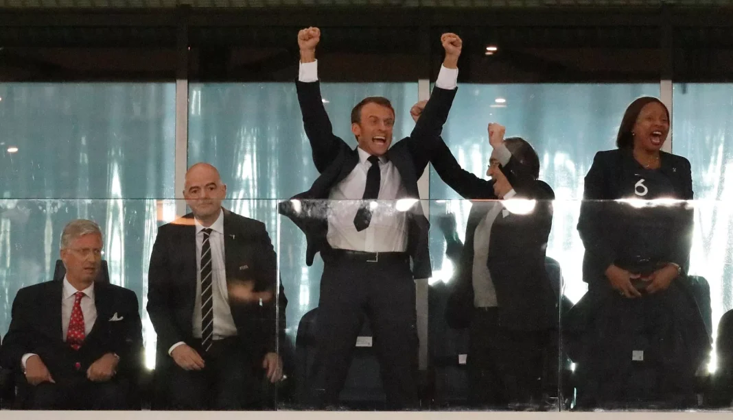 Deschamps ou Zidane à la tête de l’équipe de France? Officiel Macron vient de trancher Homme en costume célébrant une victoire avec ses collègues.