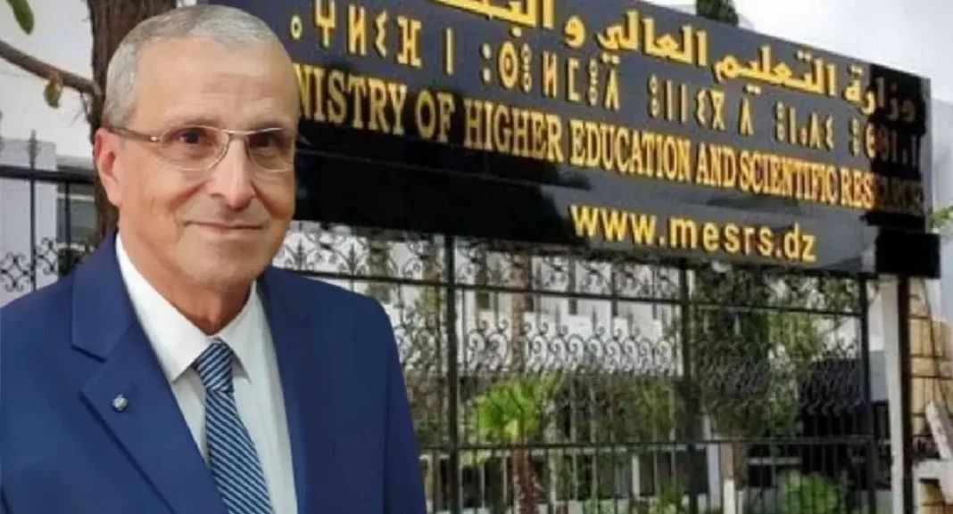 Homme en costume devant le ministère de l'Enseignement supérieur en Algérie.