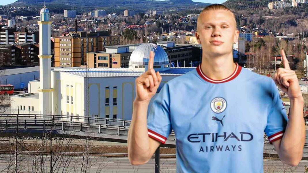 Haaland en Manchester City Haaland en maillot de Manchester City, célébrant sa réussite.