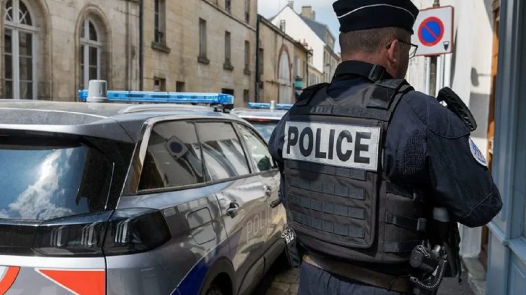 Police en action lors d'une arrestation Policier en uniforme lors d'une intervention en France.