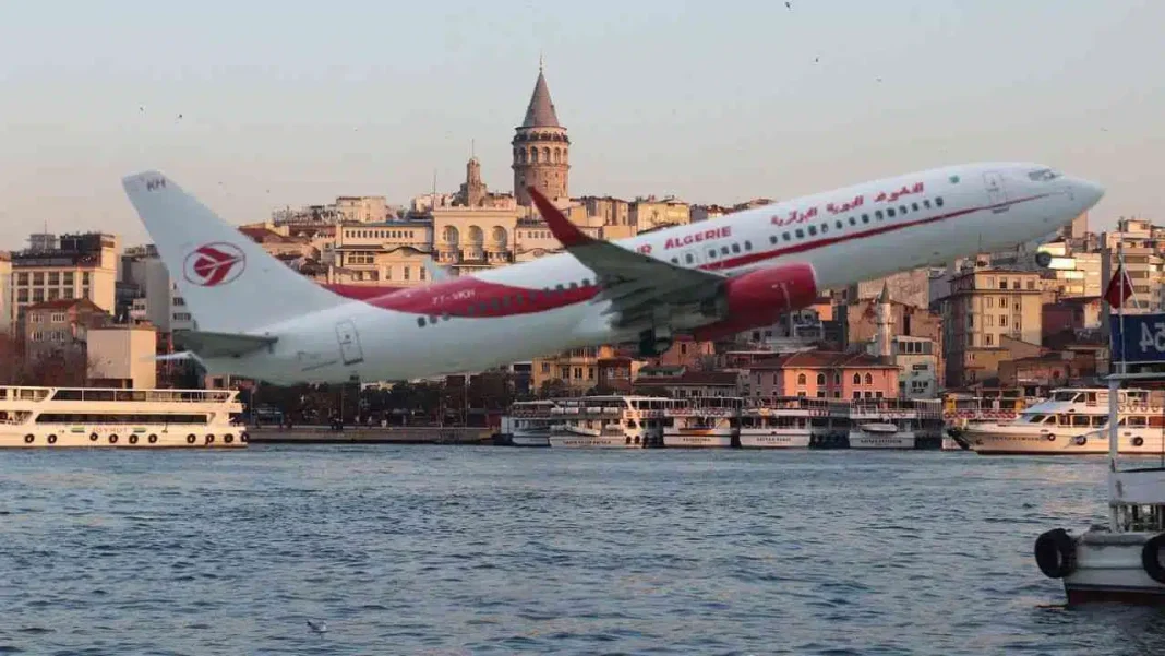 Aubaine !! Air Algérie fait des offres à nul autre pareil vers Istanbul Avion Air Algérie décollant au-dessus de la ville d'Istanbul.