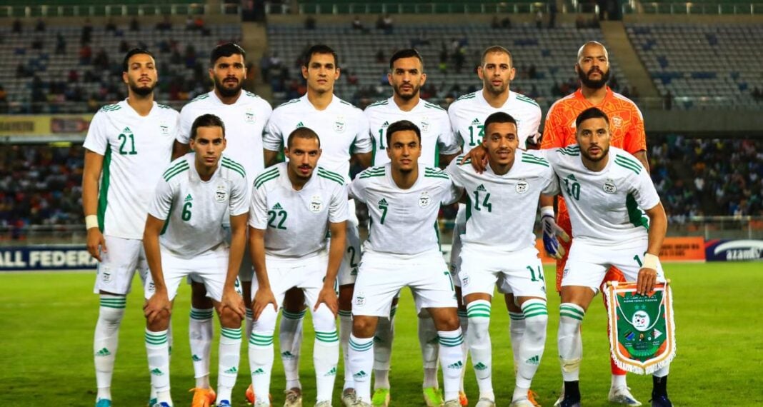 Football : programme du Samedi 15 Avril 2023 impliquant les Algériens dans le monde L'équipe d'Algérie en maillot blanc sur le terrain de football.